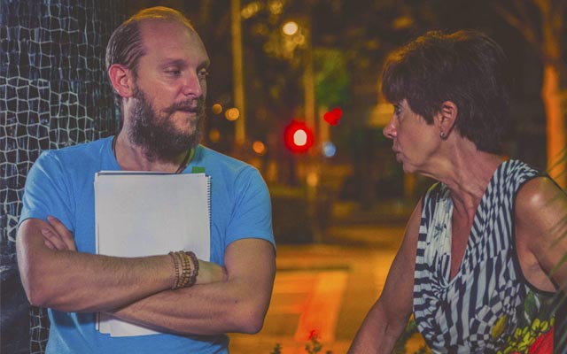 El cineasta junto a Mara Jos Sez, durante el rodaje del filme sobre Emiliano Revilla.